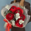 5 пышных красных ранункулюсов с эвкалиптом