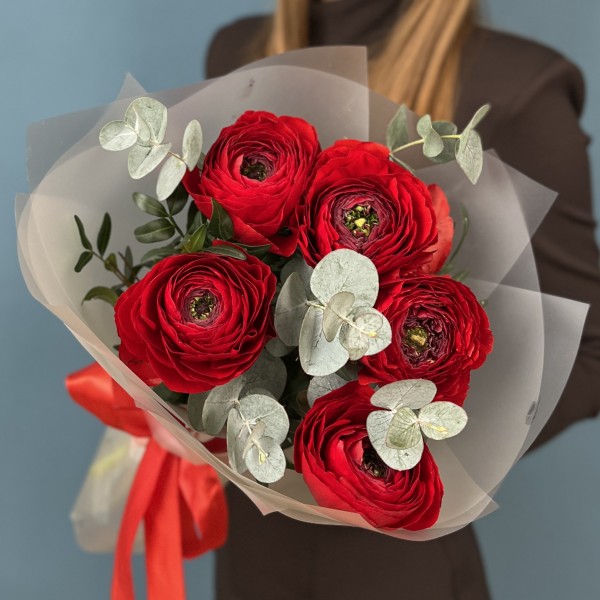 5 пышных красных ранункулюсов с эвкалиптом