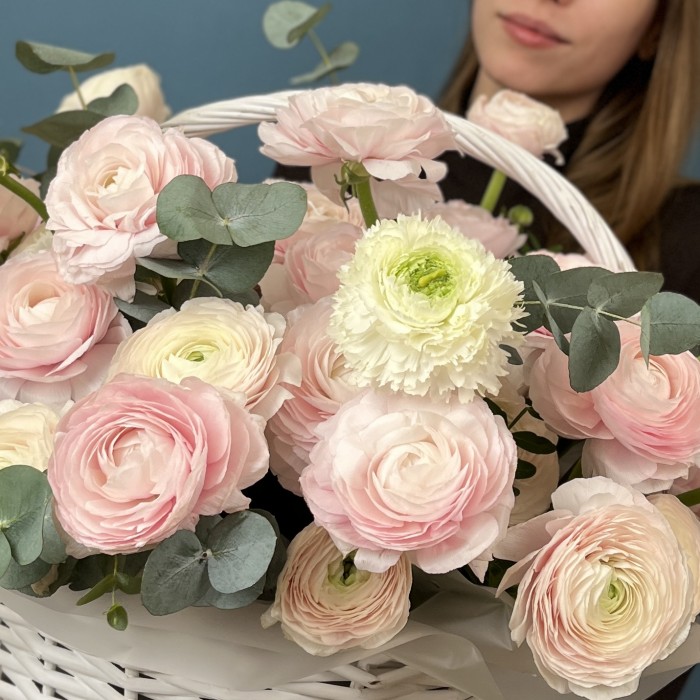 51 пышный розовый и нежно-розовый ранункулюс в корзине