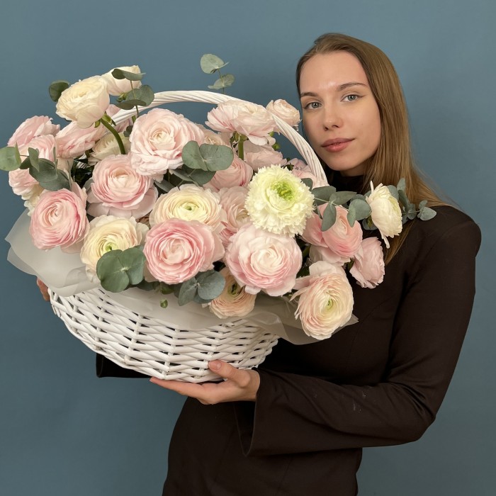 51 пышный розовый и нежно-розовый ранункулюс в корзине