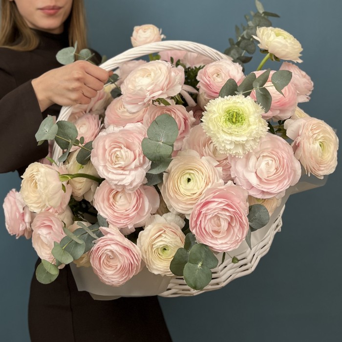 51 пышный розовый и нежно-розовый ранункулюс в корзине