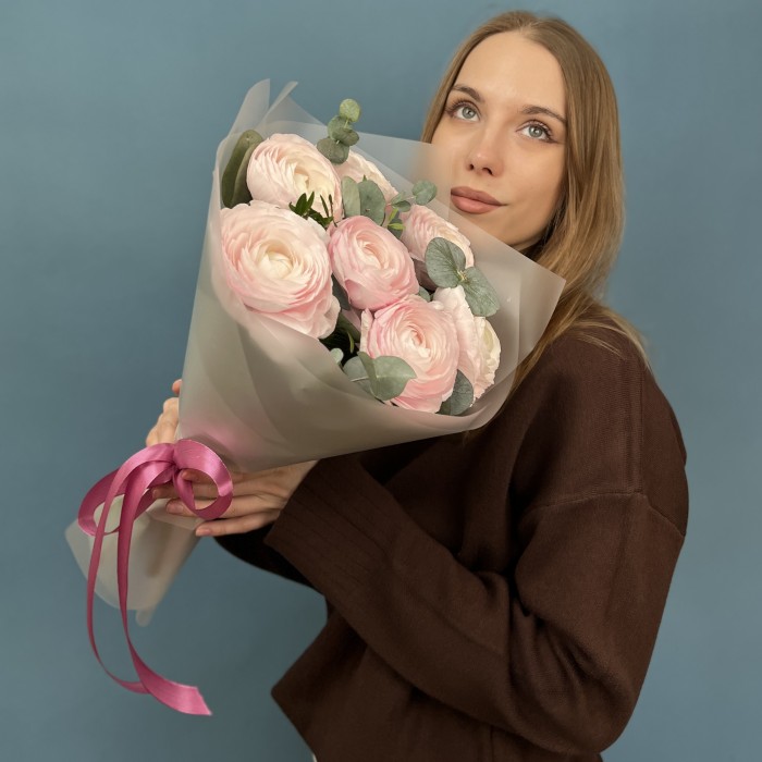 7 пышных розовых ранункулюсов с эвкалиптом