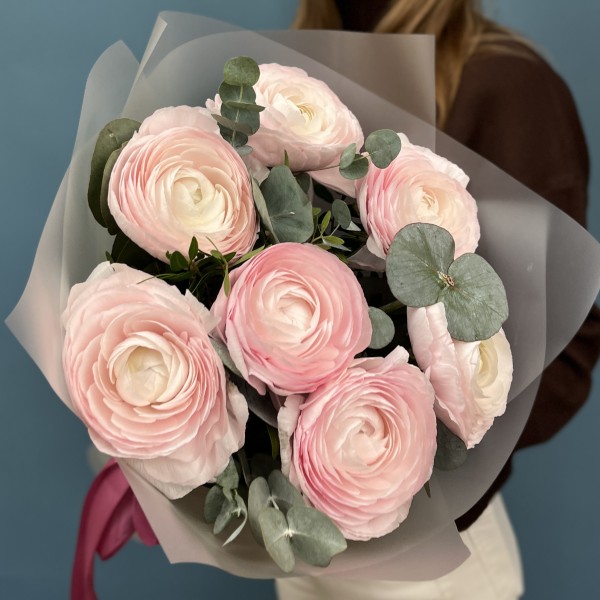 7 пышных розовых ранункулюсов с эвкалиптом