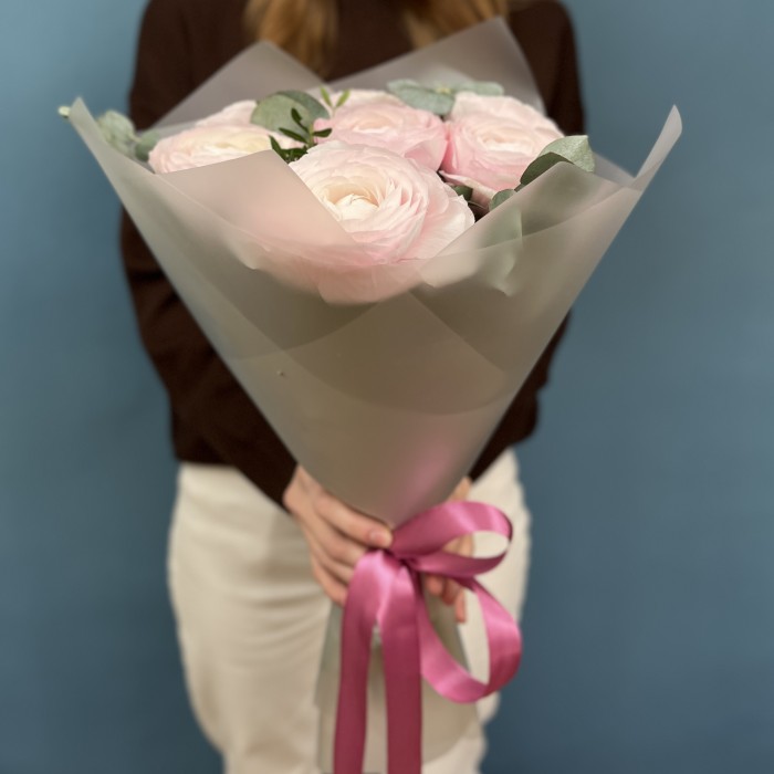 7 пышных розовых ранункулюсов с эвкалиптом