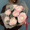 7 пышных розовых ранункулюсов с эвкалиптом