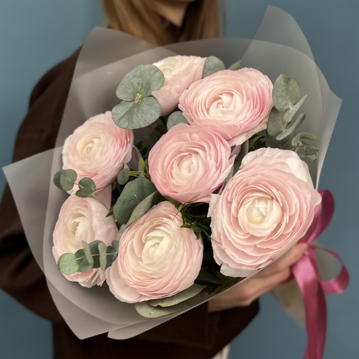 7 пышных розовых ранункулюсов с эвкалиптом