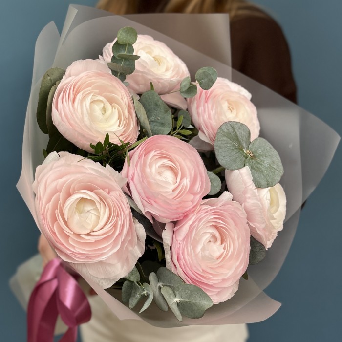 7 пышных розовых ранункулюсов с эвкалиптом