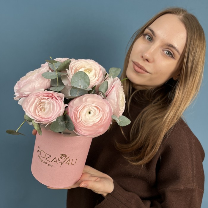 7 пышных розовых ранункулюсов в коробке