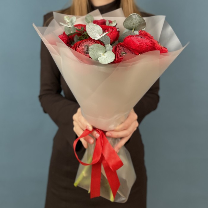 9 пышных красных Ранункулюса с эвкалиптом