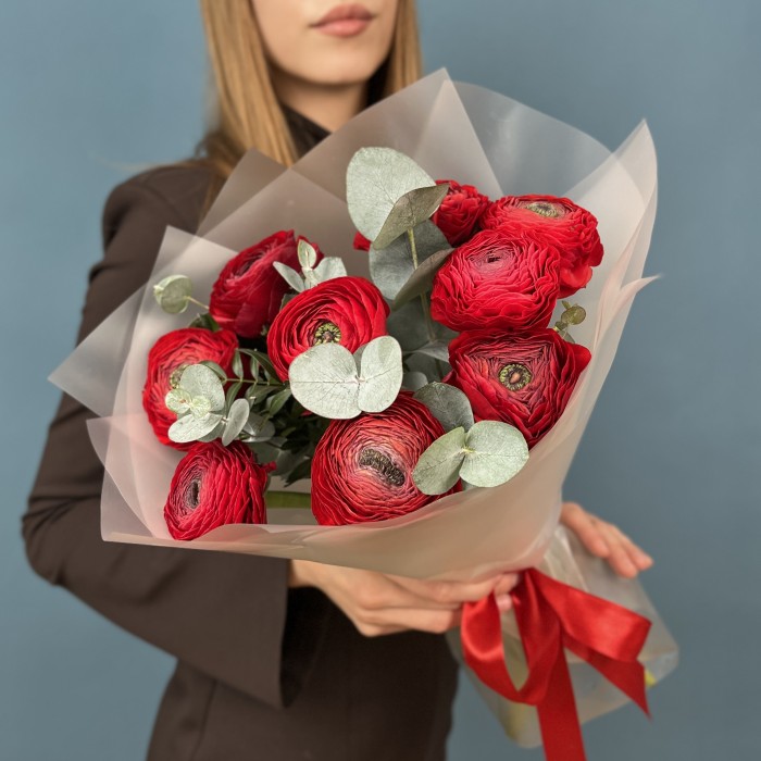 9 пышных красных Ранункулюса с эвкалиптом