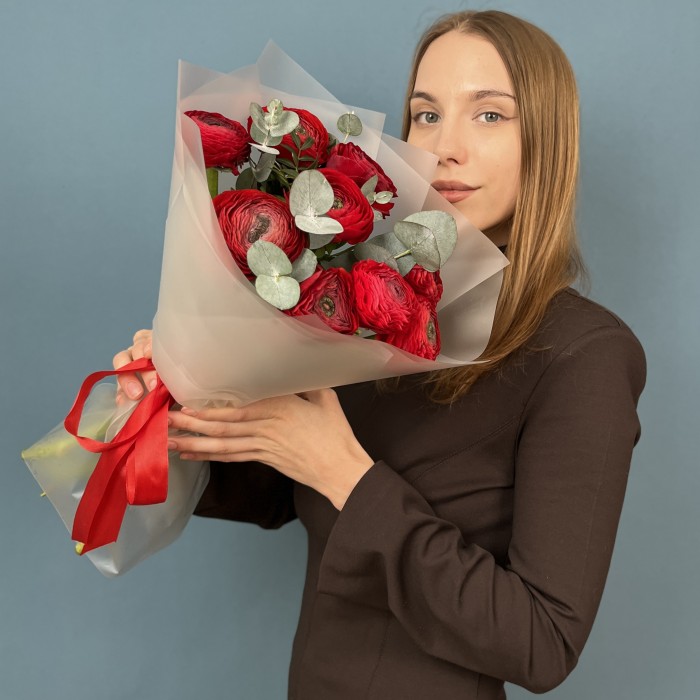 9 пышных красных Ранункулюса с эвкалиптом