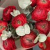 9 пышных красных Ранункулюса с эвкалиптом