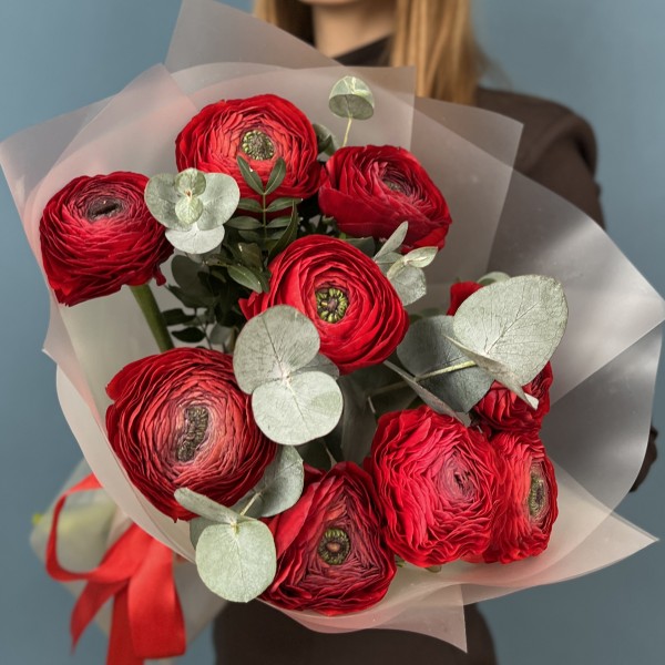 9 пышных красных Ранункулюса с эвкалиптом