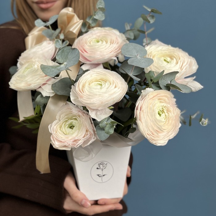 9 пышных ранункулюсов Ханой в квадратной коробке