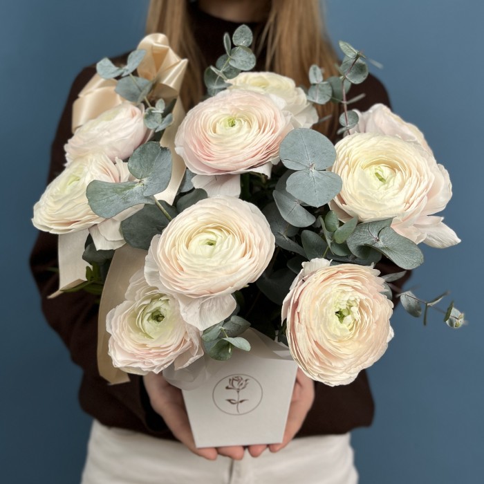 9 пышных ранункулюсов Ханой в квадратной коробке