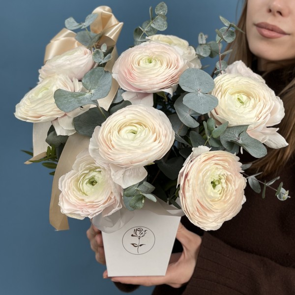 9 пышных ранункулюсов Ханой в квадратной коробке