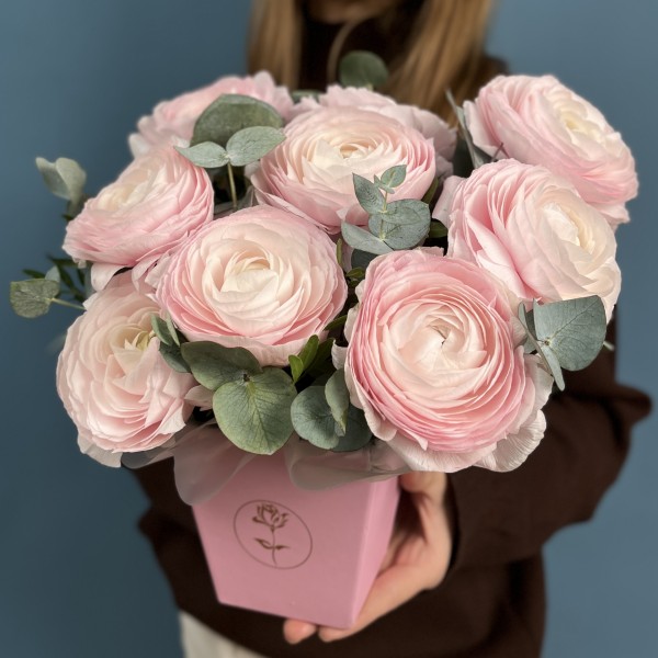 9 пышных розовых ранункулюсов в квадратной коробке