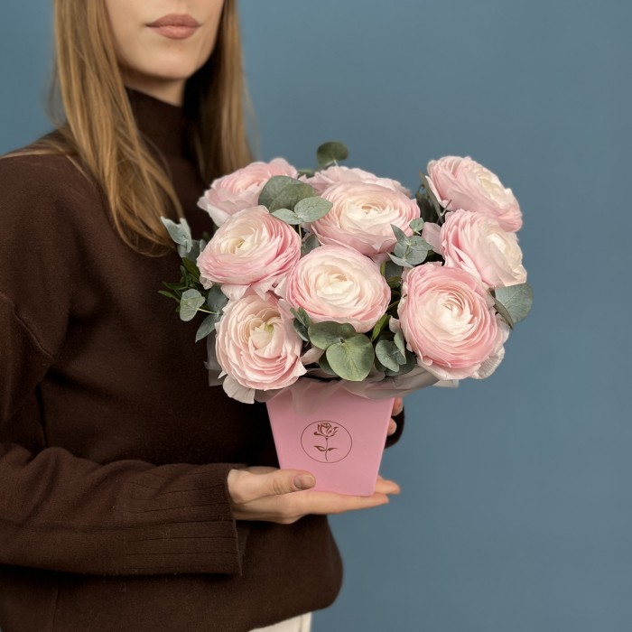 9 пышных розовых ранункулюсов в квадратной коробке