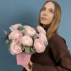 9 пышных розовых ранункулюсов в квадратной коробке