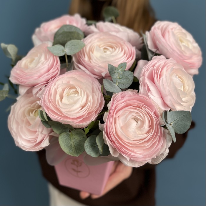 9 пышных розовых ранункулюсов в квадратной коробке