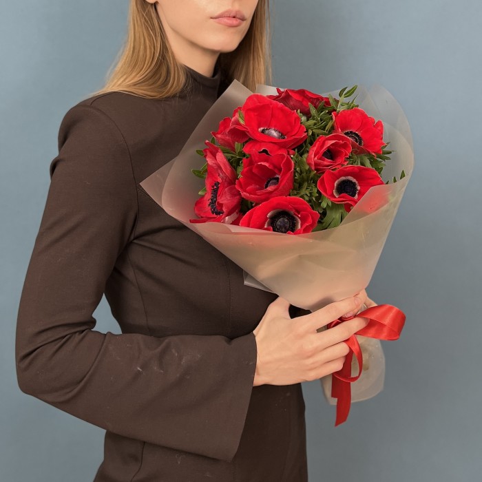 9 ярких красных Анемонов