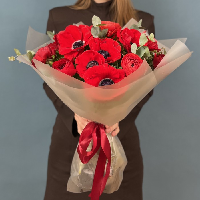 Яркий букет красных Анемонов и Ранункулюсов