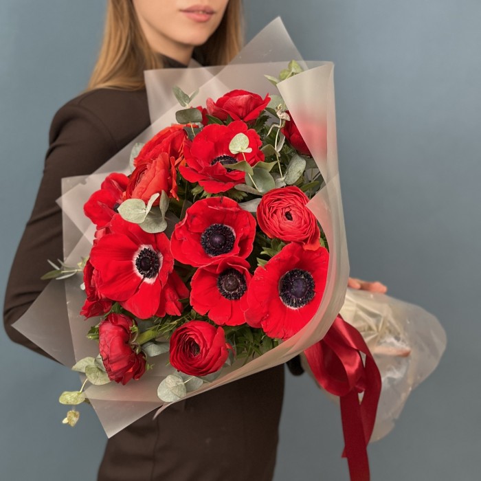 Яркий букет красных Анемонов и Ранункулюсов