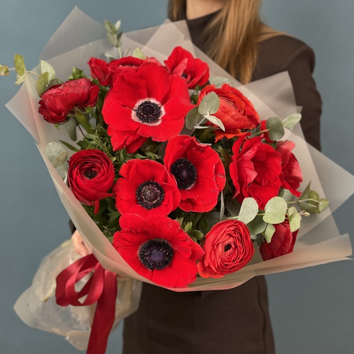 Яркий букет красных Анемонов и Ранункулюсов