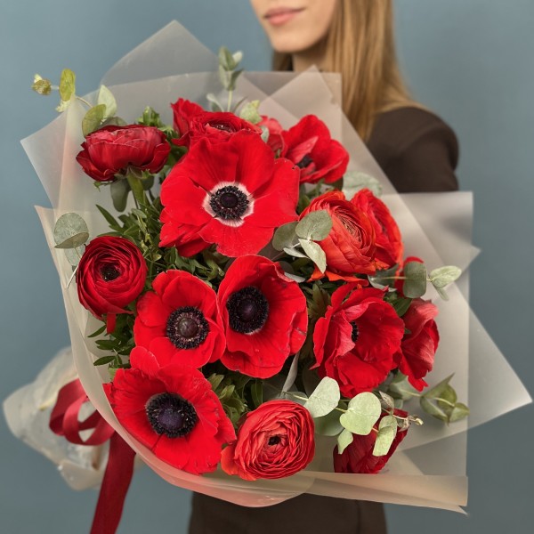 Яркий букет красных Анемонов и Ранункулюсов