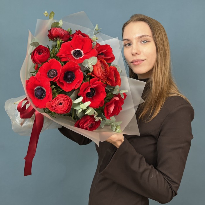 Яркий букет красных Анемонов и Ранункулюсов