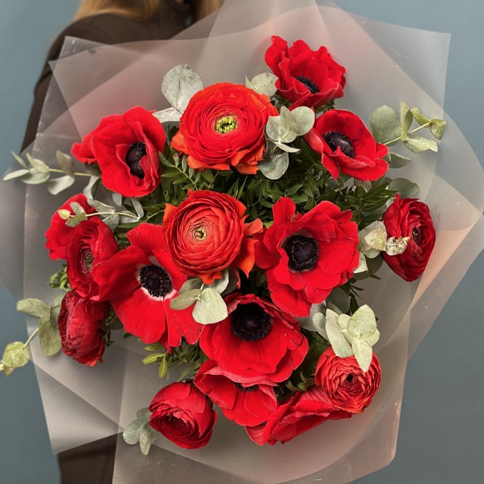 Яркий букет красных Анемонов и Ранункулюсов