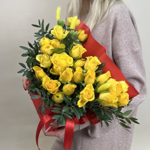 Букет дня  в коробке с розами Яркое настроение