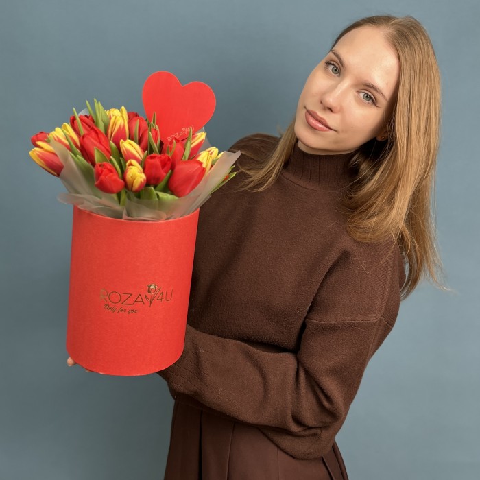 25 тюльпанов в коробке С Любовью
