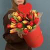 25 тюльпанов в коробке С Любовью