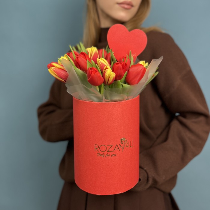 25 тюльпанов в коробке С Любовью