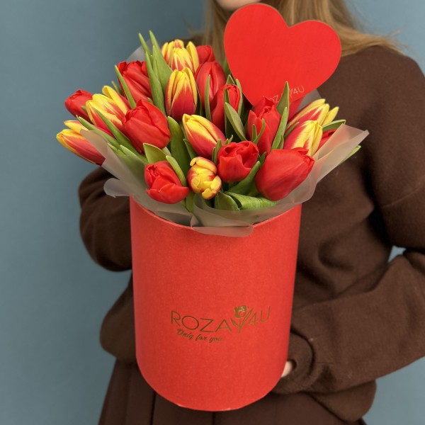 25 тюльпанов в коробке С Любовью