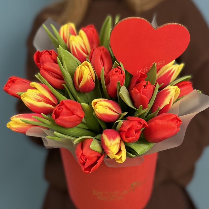 25 тюльпанов в коробке С Любовью