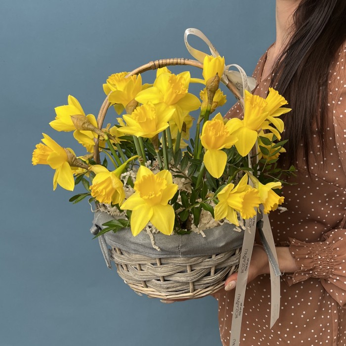 25 ароматных нарциссов в корзине