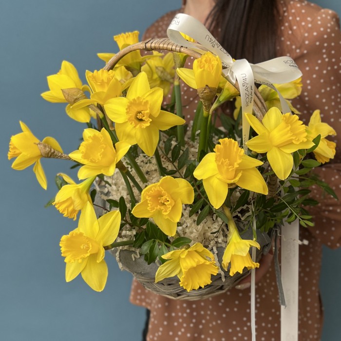 25 ароматных нарциссов в корзине