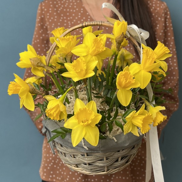 25 ароматных нарциссов в корзине