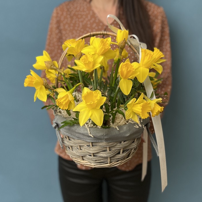 25 ароматных нарциссов в корзине