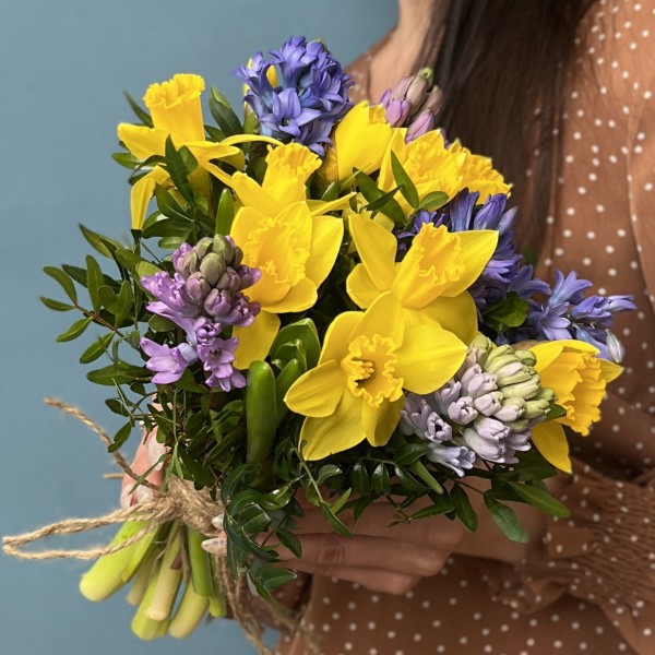Ароматный весенний букет из нарциссов и гиацинтов