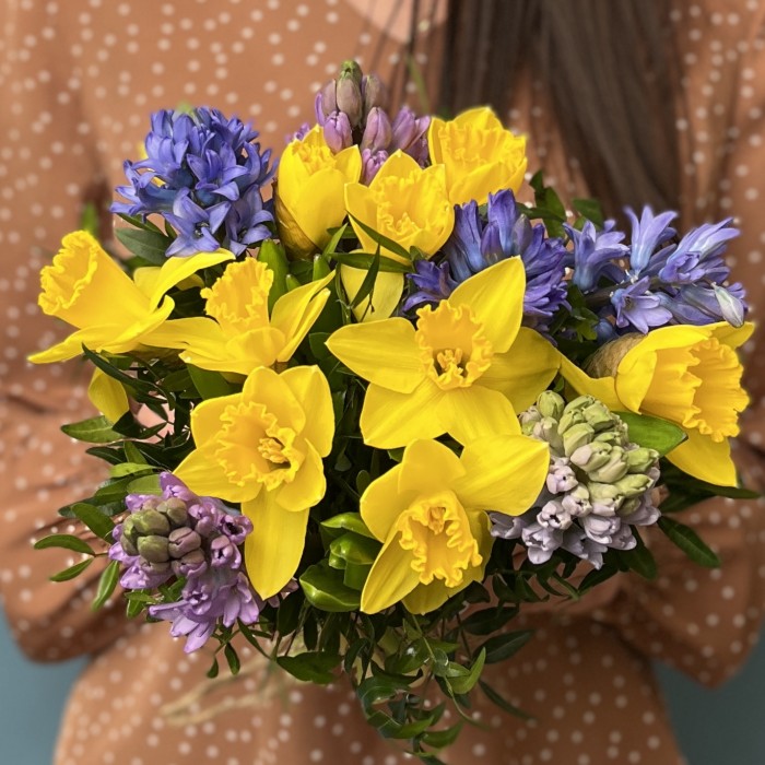 Ароматный весенний букет из нарциссов и гиацинтов