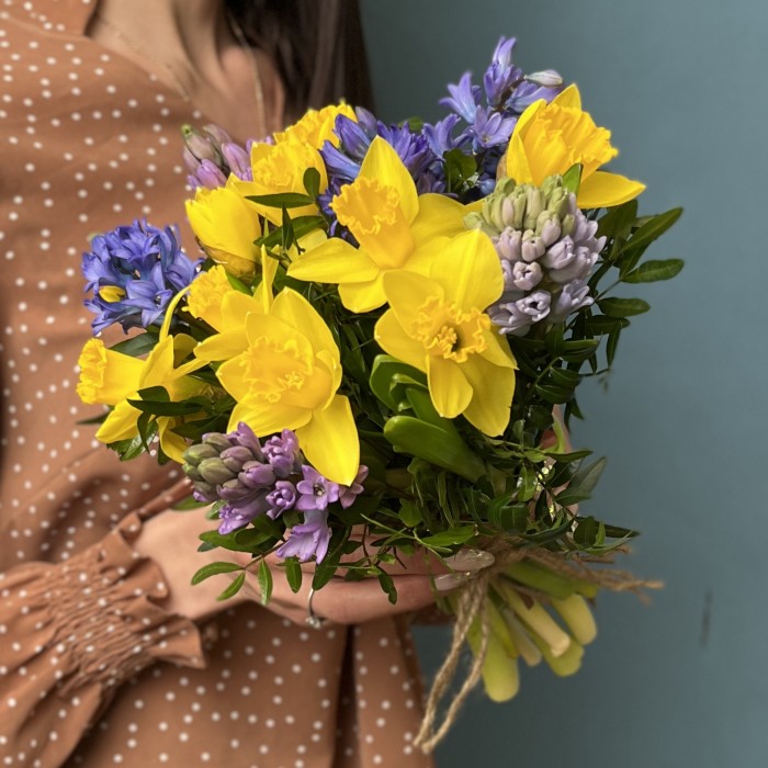 Ароматный весенний букет из нарциссов и гиацинтов