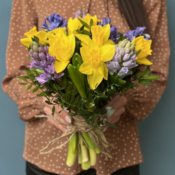 Ароматный весенний букет из нарциссов и гиацинтов
