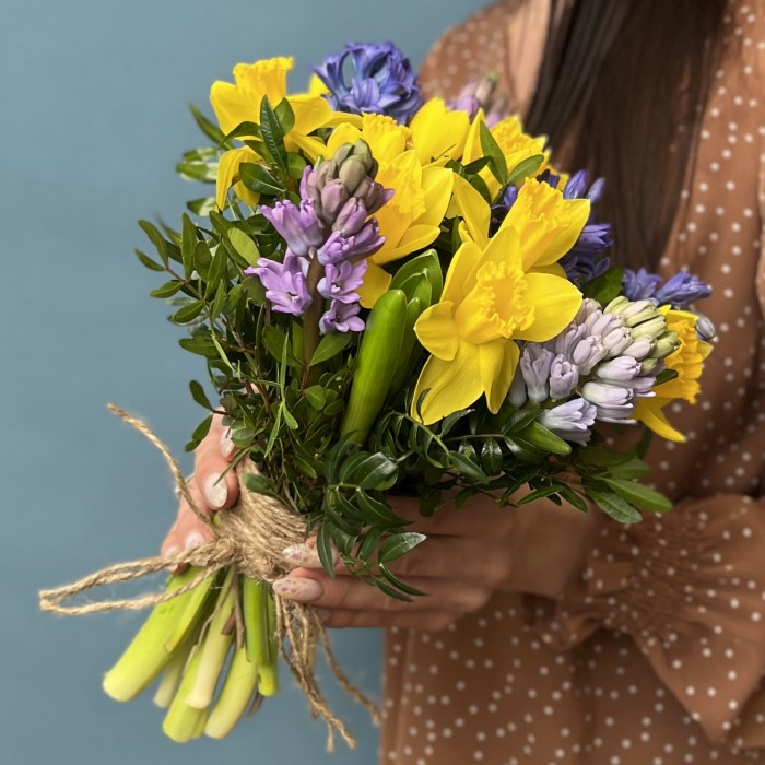 Ароматный весенний букет из нарциссов и гиацинтов