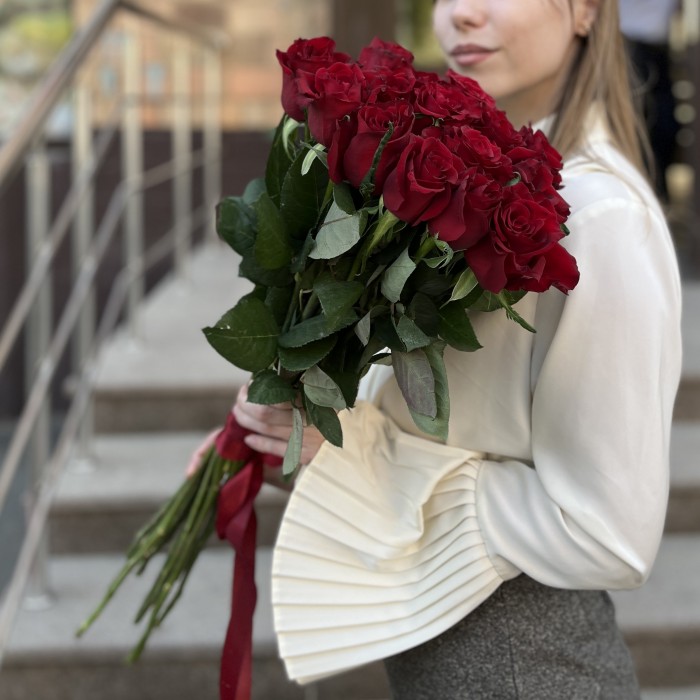 15 красных роз Эвер ред 70 см