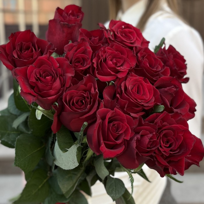 15 красных роз Эвер ред 70 см