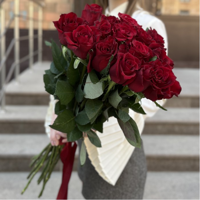15 красных роз Эвер ред 70 см