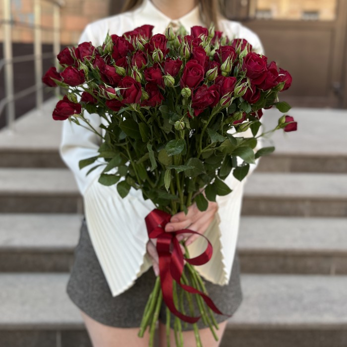 15 красных кустовых роз Рубикон 60 см
